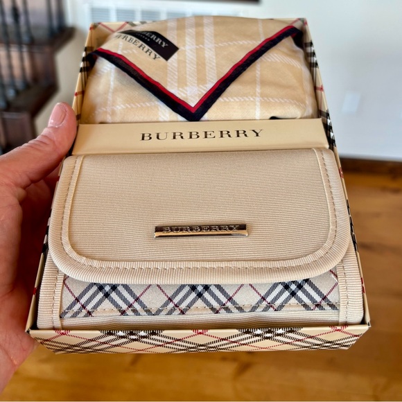 BURBERRY NWT Nova Check Cotton Handkerchief & Cosmetic Pouch Gift Set w/ Box - Picture 8 of 16